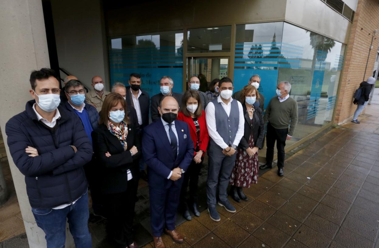 La vicerrectora de Sostenibilidad, Movilidad y Medio Ambiente, Sandra Velarde (segunda por la izquierda), posa delante de la nueva sede del vicerrectorado con el rector, Ignacio Villaverde, los directores de la EPI y Marina Civil y el decano de la Facultad Jovellanos, entre otros. 