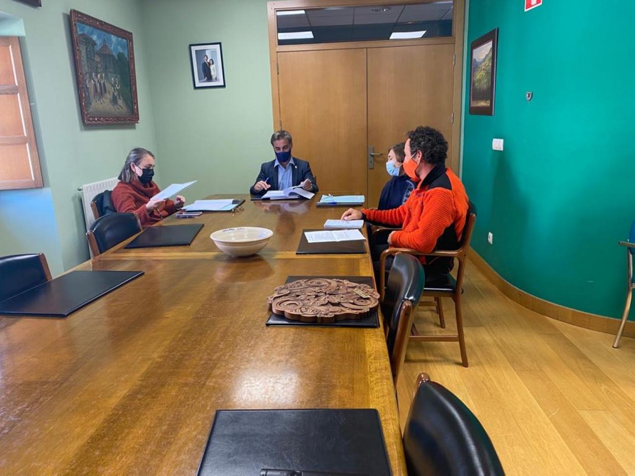 El alcalde mantuvo la primera reunión sobre caminos escolares. 