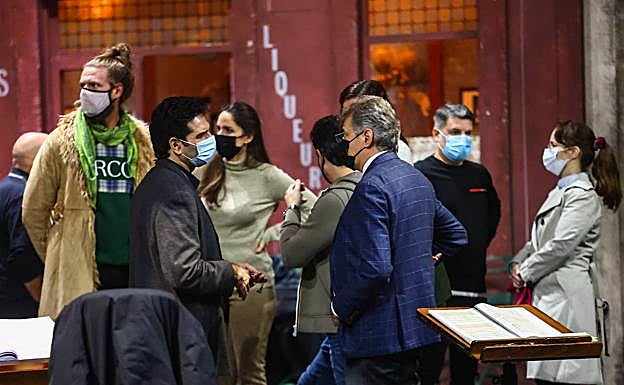 Rovaris da indicaciones a los cantantes. 