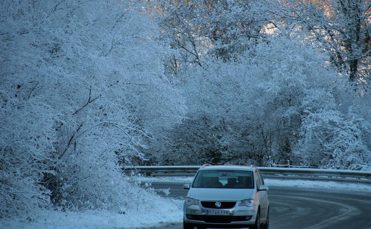 Un vehículo circula por una zona nevada