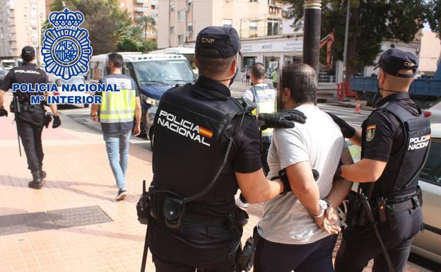 Agentes de la Policía Nacional detienen al hombre que mantuvo secuestradas a sus sobrinas durante ocho años. 