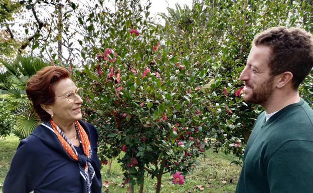 Tensi Alonso y Kike Prado ante una camelia chinensis fucsia.