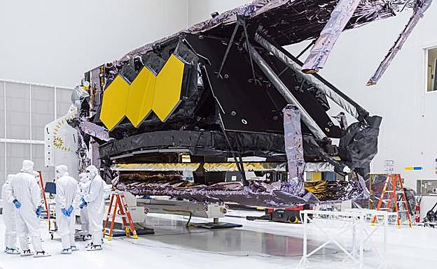 El telescopio, en la sala limpia del espaciopuerto de Kurú, en la Guayana Francesa. 
