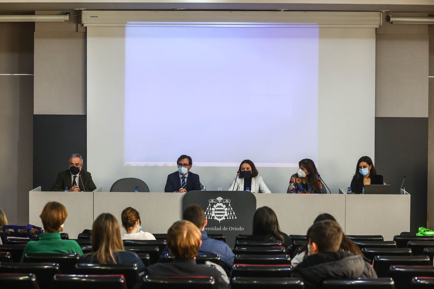 Javier Domínguez Begega (magistrado), David Mayor (fiscal), María Martín (moderadora), Manuela Rodríguez (abogada) y Yolanda Martín (psicóloga de la UVFI de Oviedo) ayer, en la mesa redonda que clausuró el I Congreso Internacional de Violencia de Género organizado por la Facultad de Derecho de la Universidad de Oviedo. 