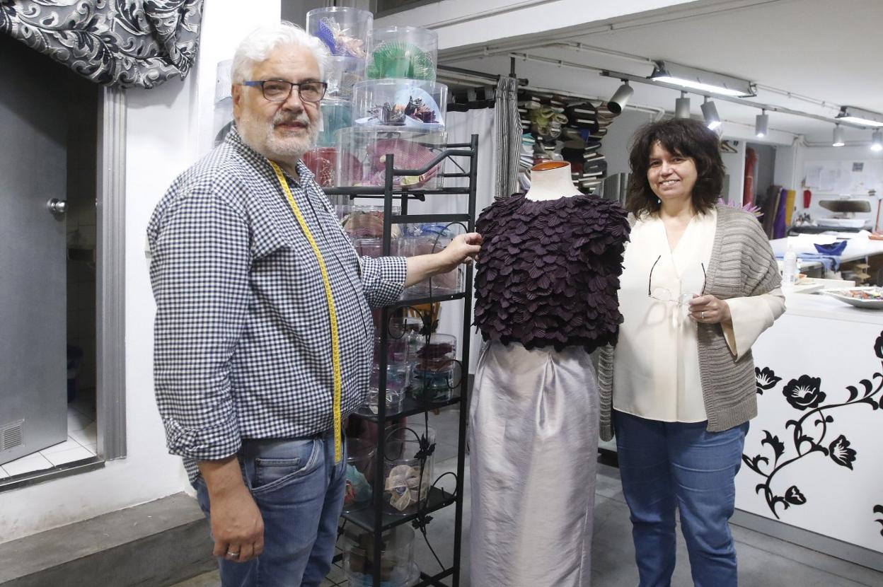 Un sastre, con una empleada, en su establecimiento de Gijón. 