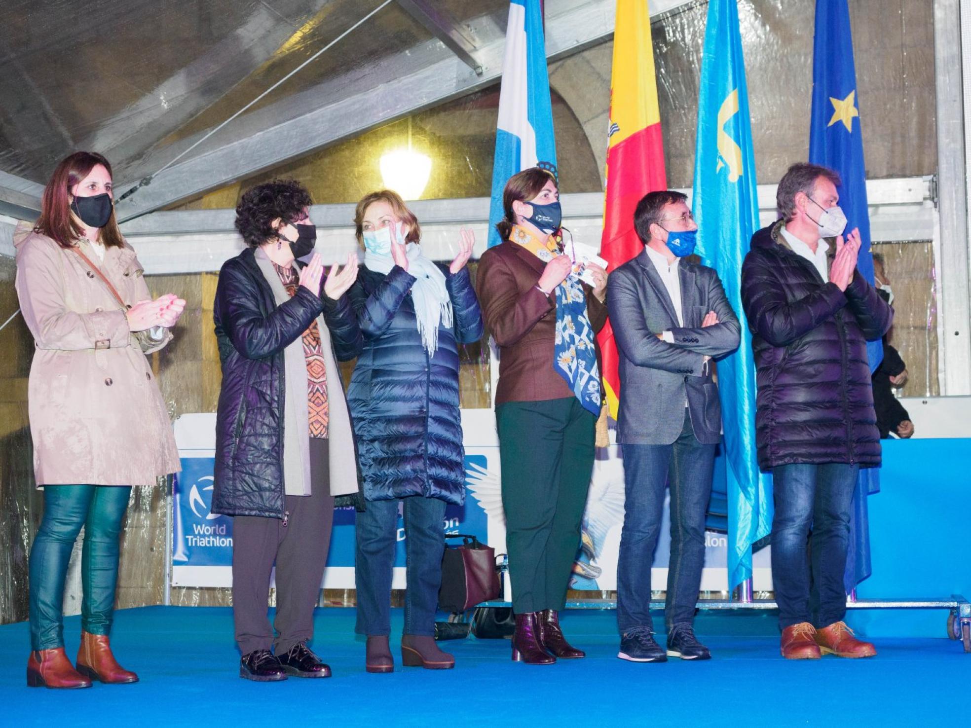 Nuria Delmiro, Berta Piñán, Mariví Monteserín, Marisol Casado y José Hidalgo, ayer en el escenario de la Plaza de España antes de los discursos. 