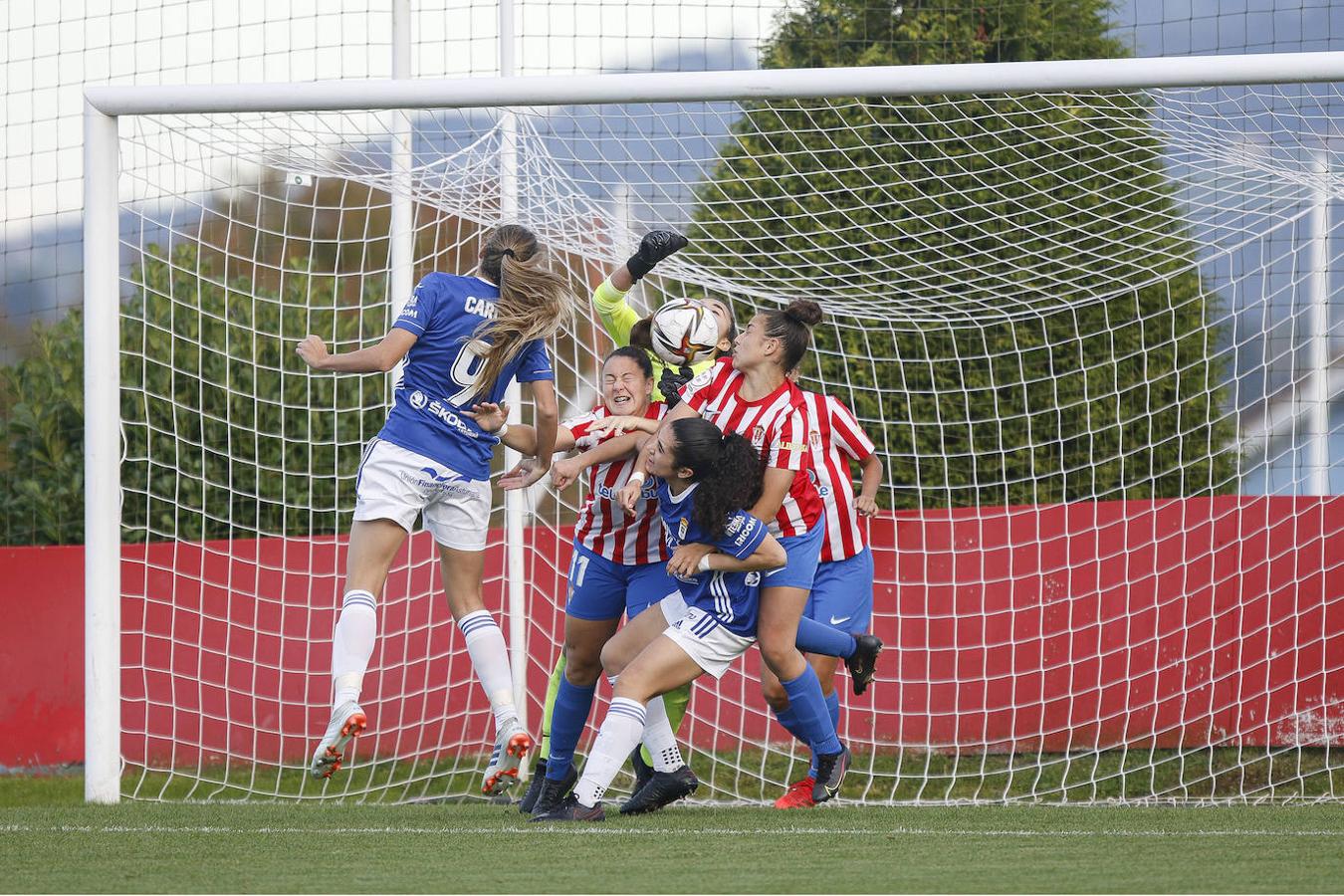 El Real Sporting y el Real Oviedo disputaron un encuentro del que resultaron victoriosos el conjunto azul con un gol decisivo.