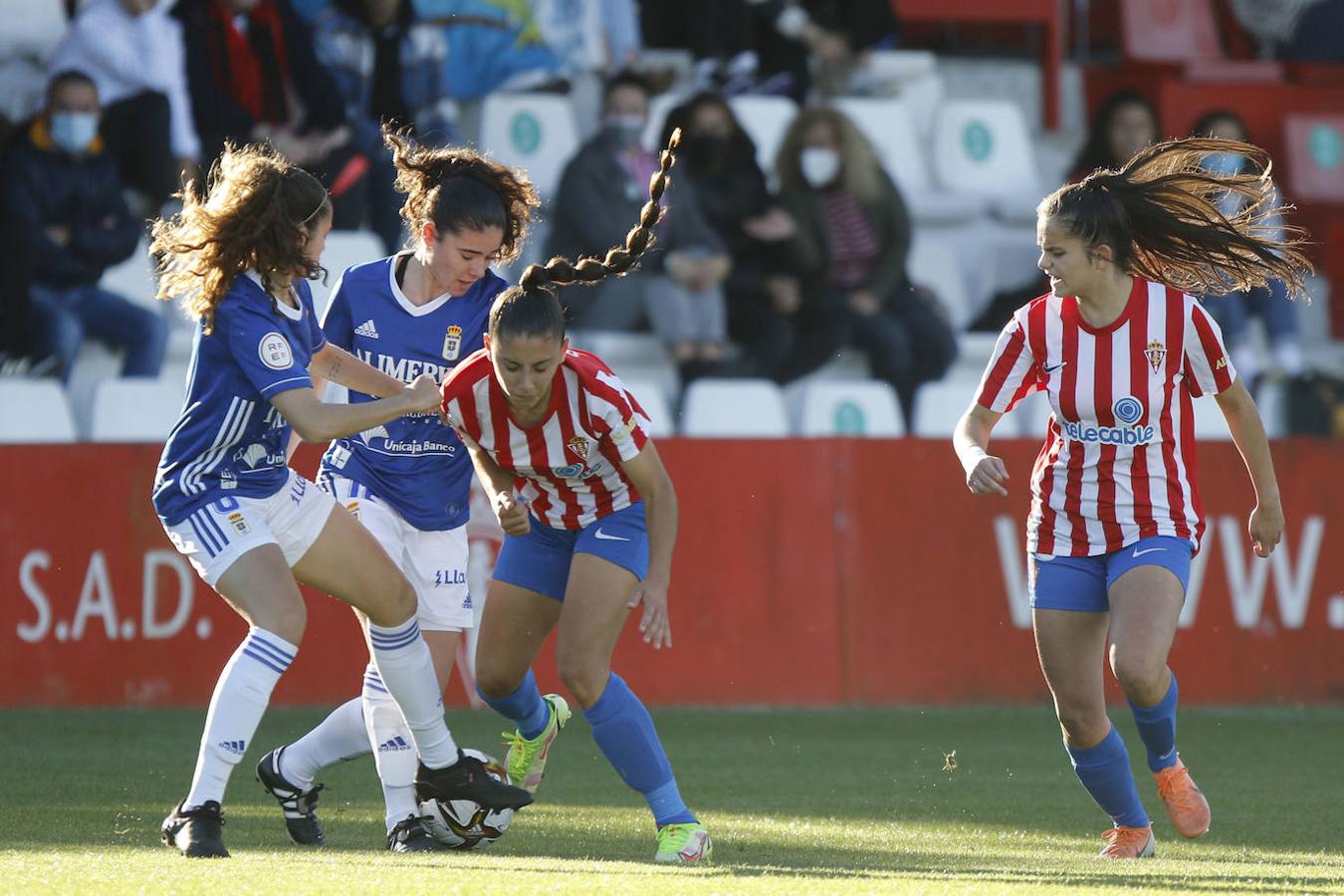 El Real Sporting y el Real Oviedo disputaron un encuentro del que resultaron victoriosos el conjunto azul con un gol decisivo.