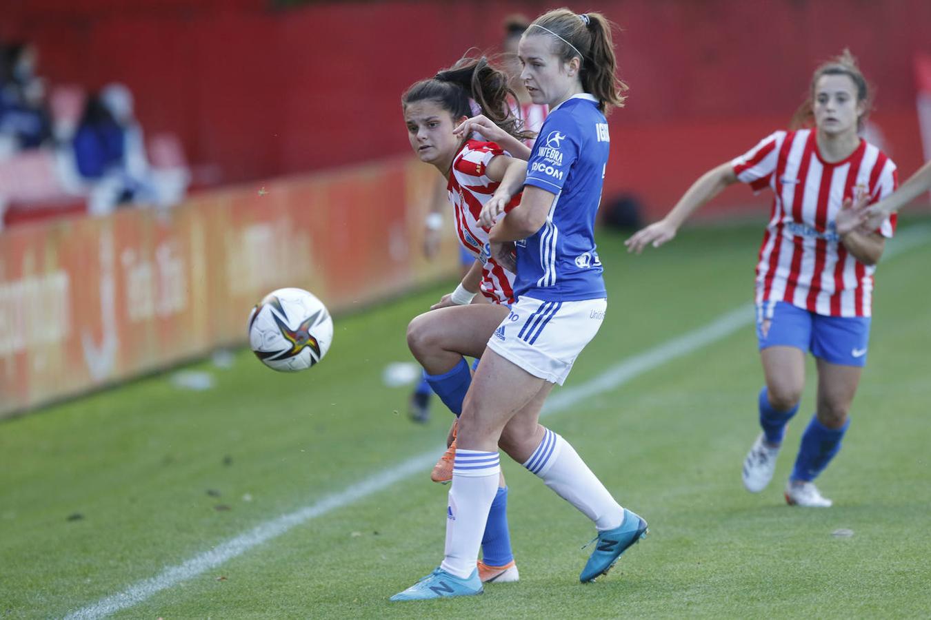 El Real Sporting y el Real Oviedo disputaron un encuentro del que resultaron victoriosos el conjunto azul con un gol decisivo.