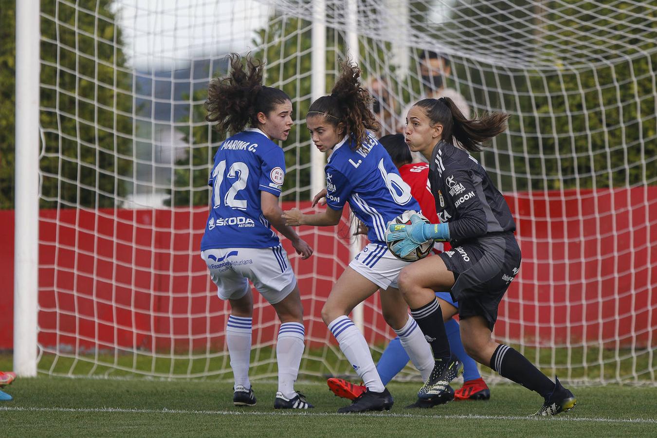 El Real Sporting y el Real Oviedo disputaron un encuentro del que resultaron victoriosos el conjunto azul con un gol decisivo.