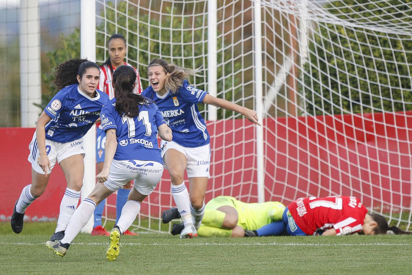 El Real Sporting y el Real Oviedo disputaron un encuentro del que resultaron victoriosos el conjunto azul con un gol decisivo.