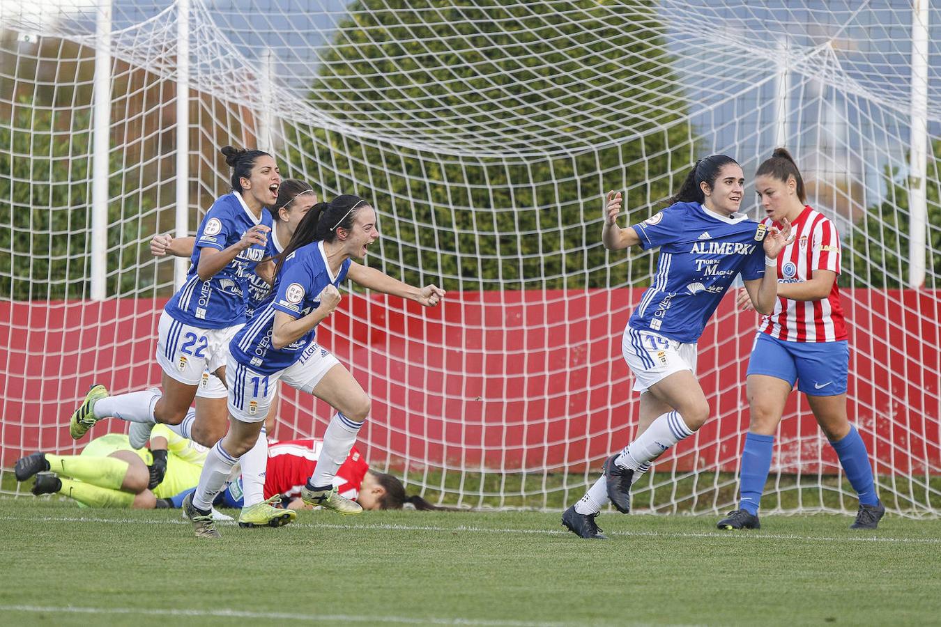 El Real Sporting y el Real Oviedo disputaron un encuentro del que resultaron victoriosos el conjunto azul con un gol decisivo.