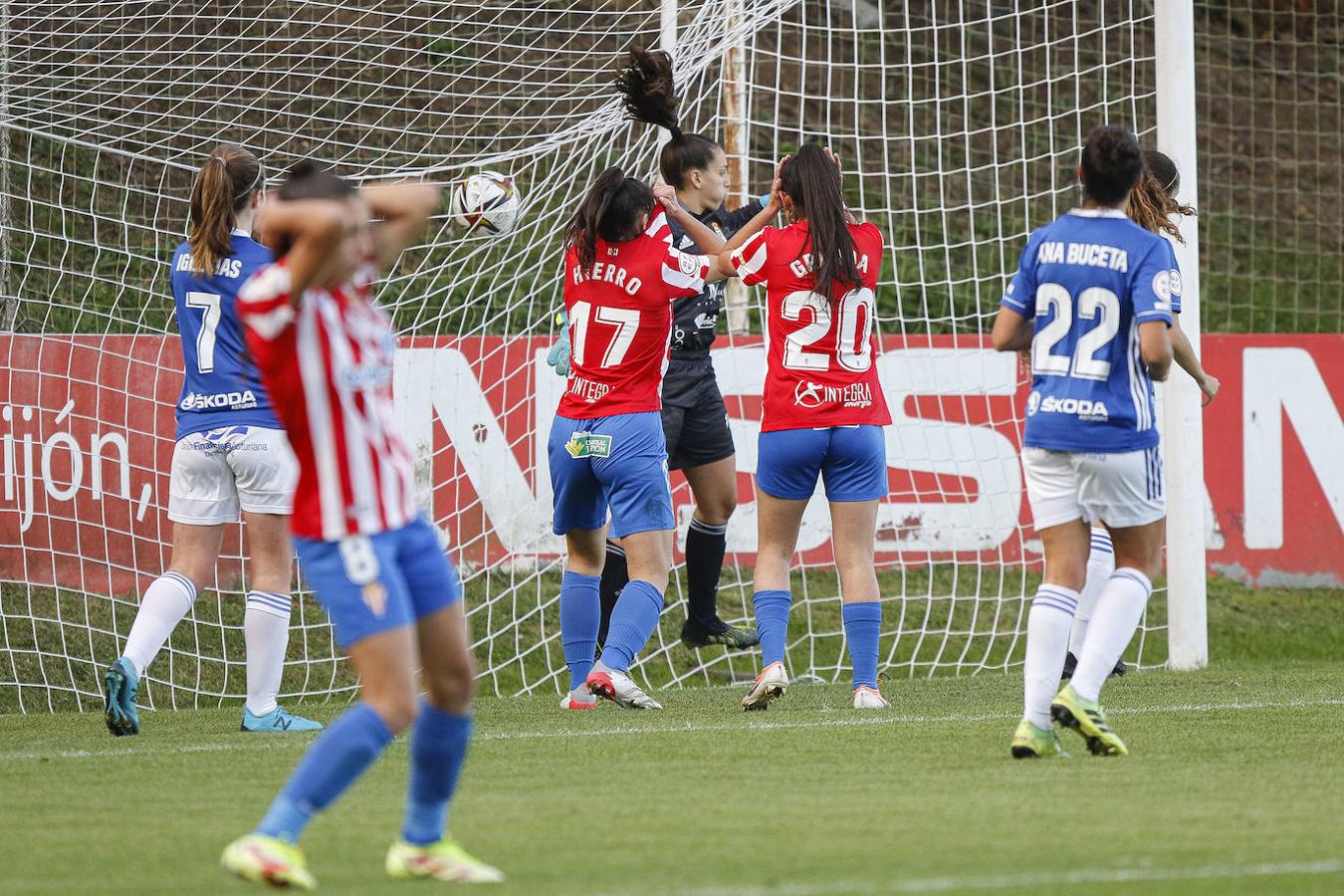 El Real Sporting y el Real Oviedo disputaron un encuentro del que resultaron victoriosos el conjunto azul con un gol decisivo.