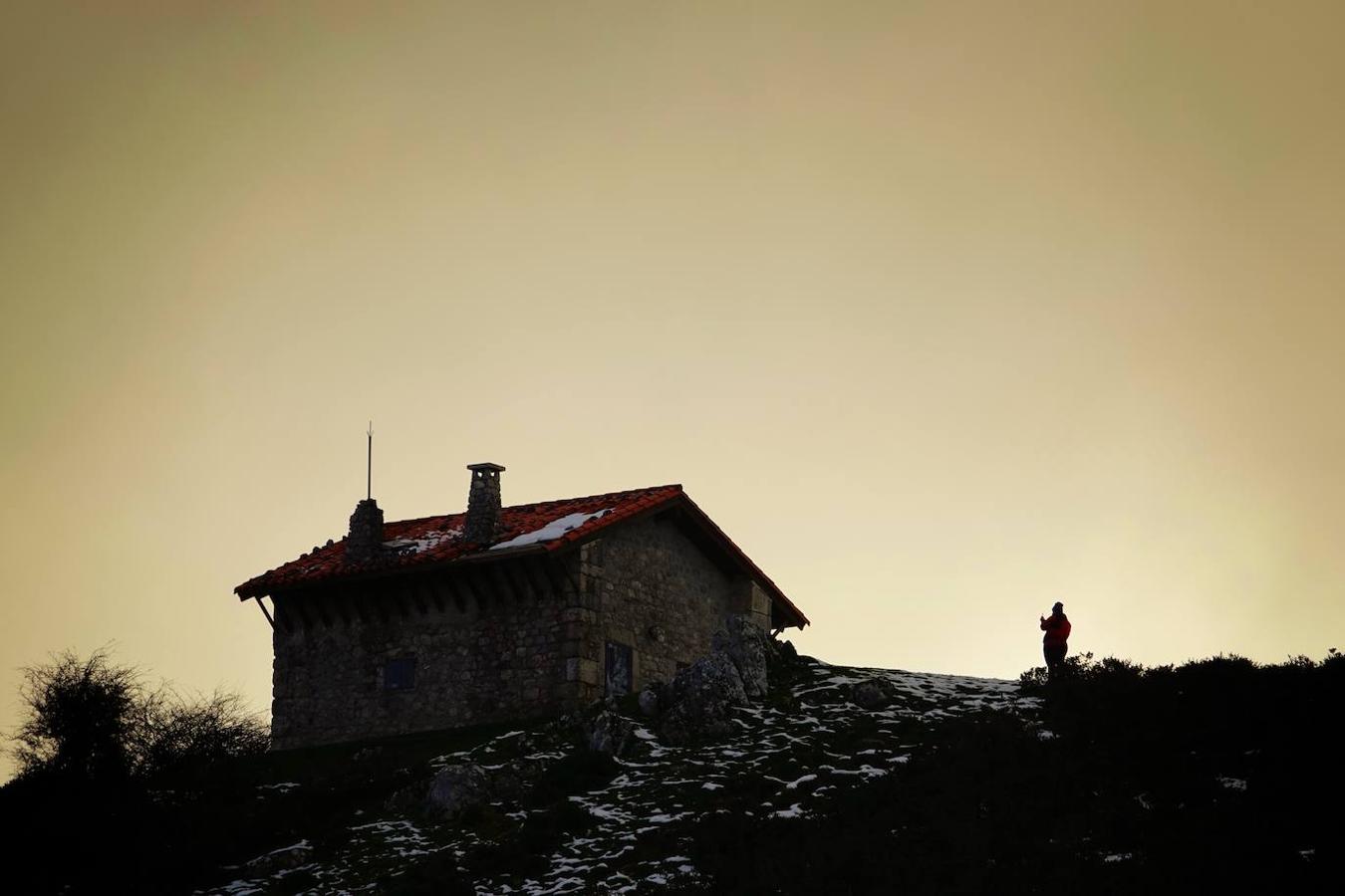 Con las primeras nieves, la zona de los Lagos de Covadonga ofrece un impresionante espectáculo este fin de semana. Así lo reflejan las imágenes captadas por el fotógrafo Xuan Cueto