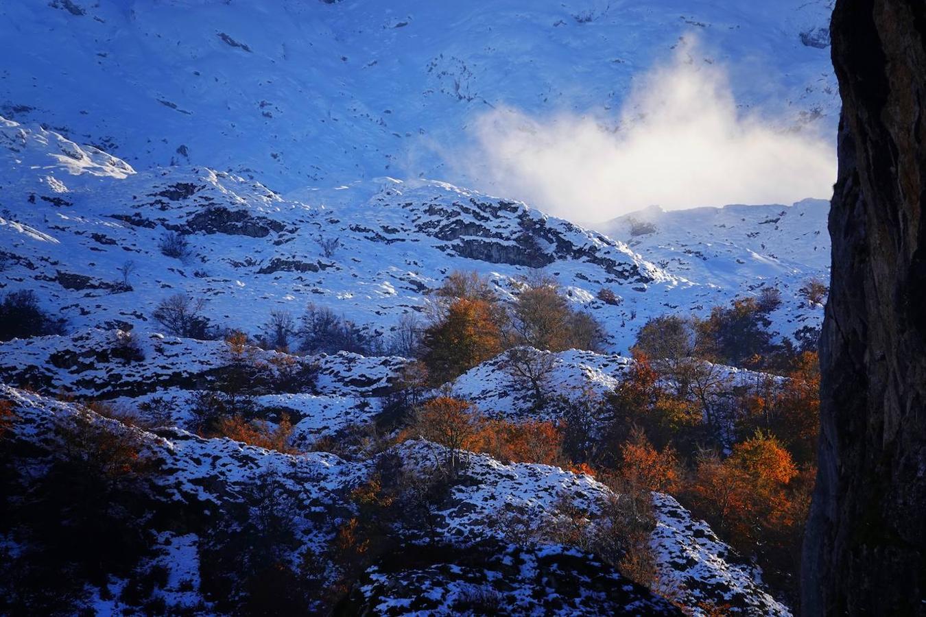 Con las primeras nieves, la zona de los Lagos de Covadonga ofrece un impresionante espectáculo este fin de semana. Así lo reflejan las imágenes captadas por el fotógrafo Xuan Cueto