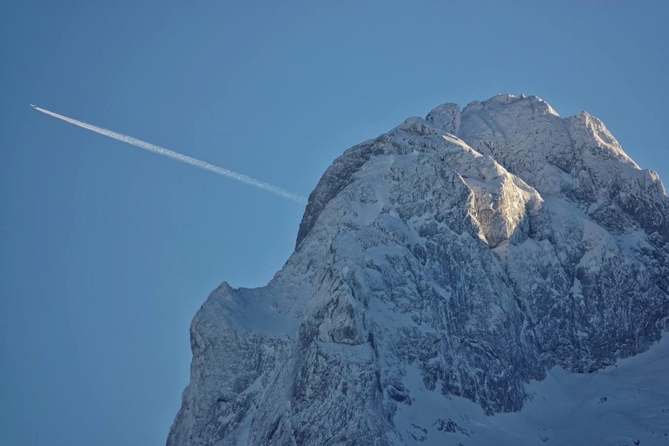 Con las primeras nieves, la zona de los Lagos de Covadonga ofrece un impresionante espectáculo este fin de semana. Así lo reflejan las imágenes captadas por el fotógrafo Xuan Cueto