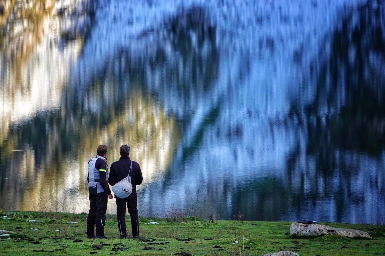 Con las primeras nieves, la zona de los Lagos de Covadonga ofrece un impresionante espectáculo este fin de semana. Así lo reflejan las imágenes captadas por el fotógrafo Xuan Cueto
