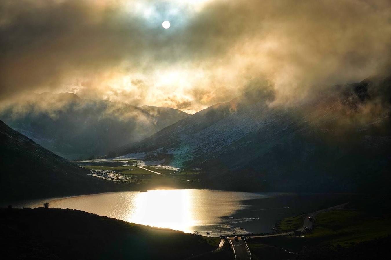 Con las primeras nieves, la zona de los Lagos de Covadonga ofrece un impresionante espectáculo este fin de semana. Así lo reflejan las imágenes captadas por el fotógrafo Xuan Cueto