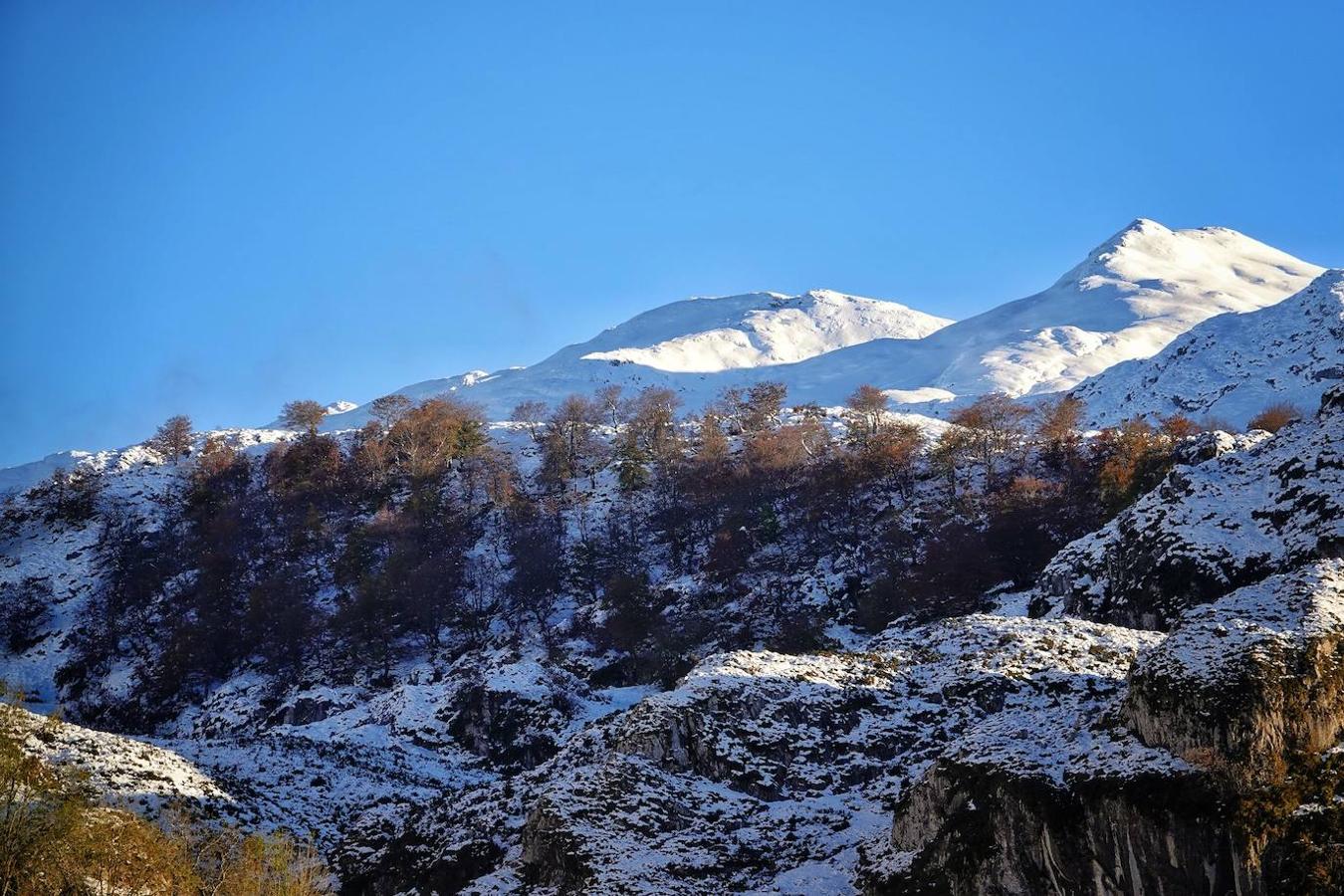 Con las primeras nieves, la zona de los Lagos de Covadonga ofrece un impresionante espectáculo este fin de semana. Así lo reflejan las imágenes captadas por el fotógrafo Xuan Cueto