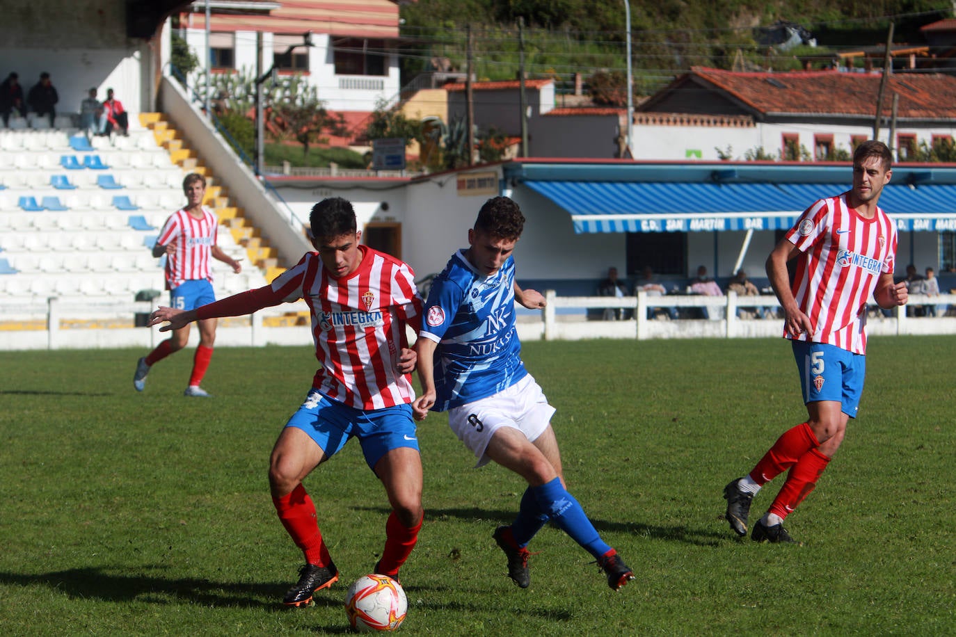 Los de Sergio Sánchez perdieron 1 - 2 en Sotrondio con un San Martín que se fue creciendo con el paso de los minutos. 