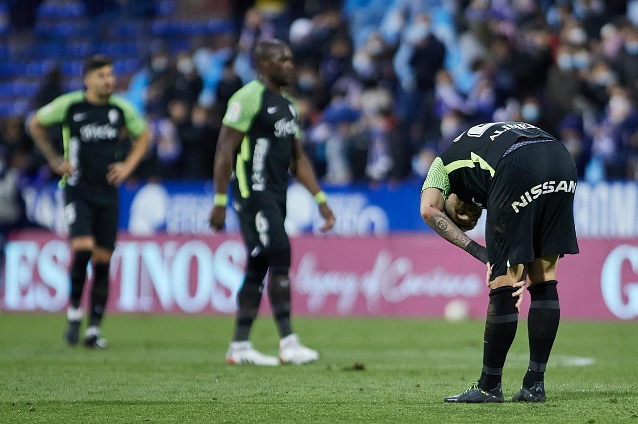 Djuka se agacha abatido después de que el árbitro señale el final del partido con Babin y Berrocal, al fondo. 