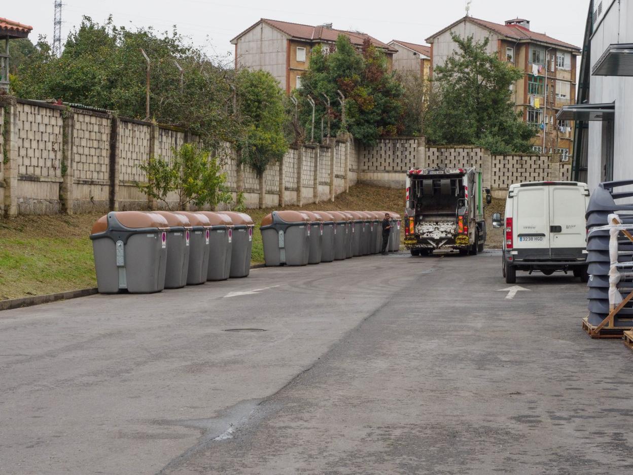 Estocaje de contenedores de tapa marrón que almacena el Ayuntamiento en el recinto de servicios municipales del Parque Empresarial. 