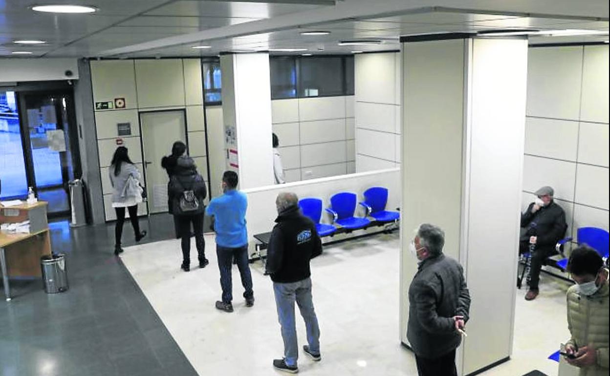 Pacientes esperando a ser atendidos en un centro de salud de Gijón. 