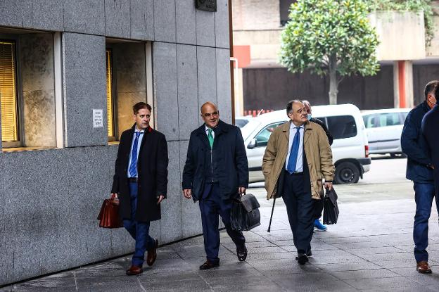 Los abogados Adrián Fernández, Fernando de Barutell y Luis Mendiguren, a su llegada al juzgado. 