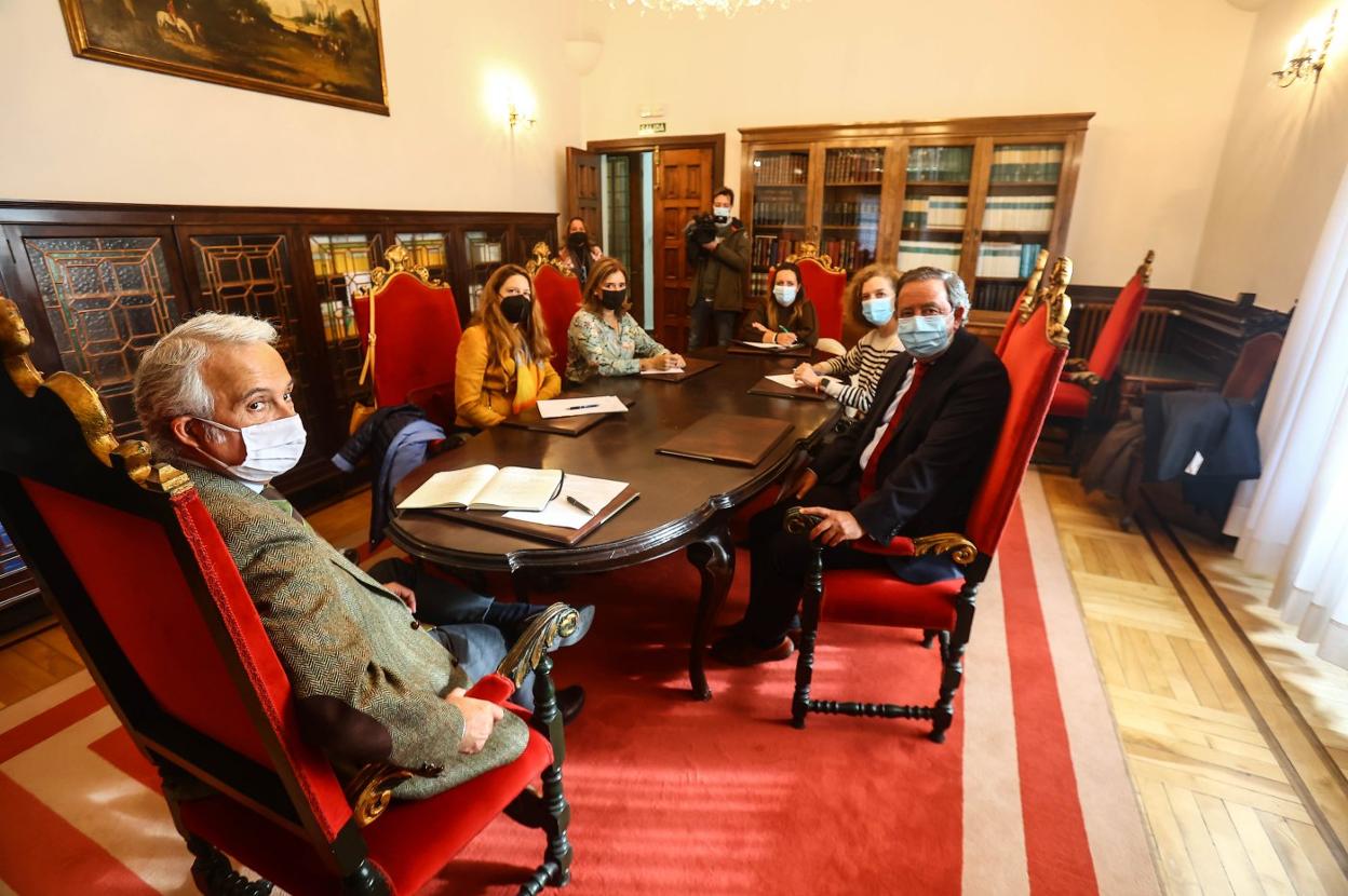 Reunión entre el TSJA y los colegios profesionales