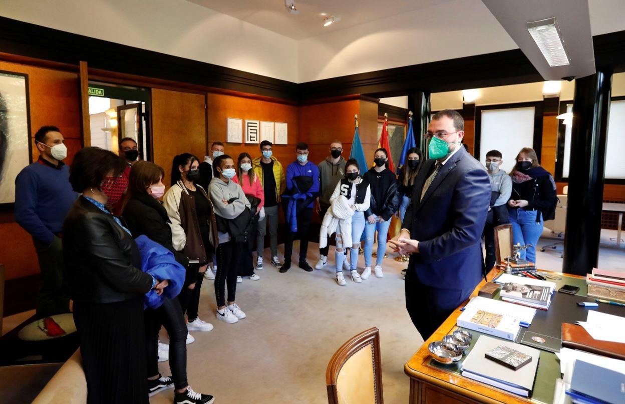 Alumnos de Blimea visitan al presidente