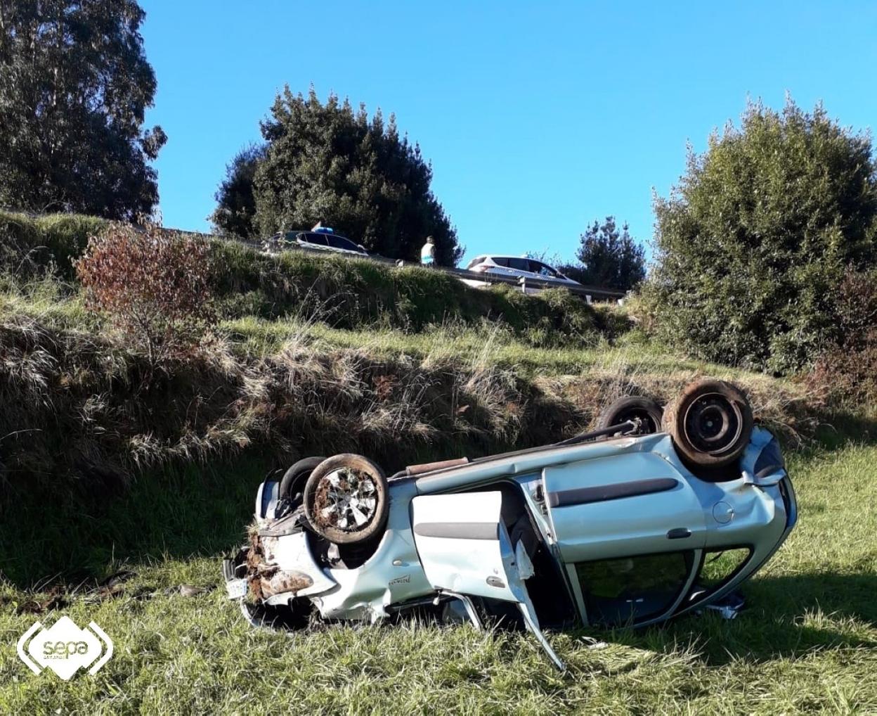 El turismo dio varias vueltas de campana y terminó volcado. 