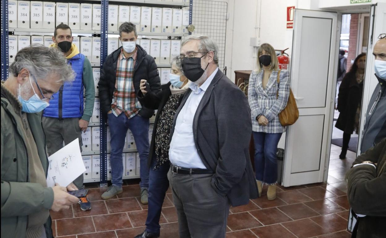 Un momento de la visita al archivo histórico del Pozo Fondón, a la que acudió el presidente de Hunosa, Gregorio Rabanal. 