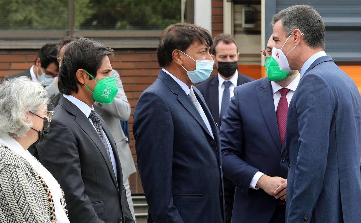 El presidente del Gobierno de España, Pedro Sánchez, conversa con el presidente de ArcelorMittal, Lakshmi Mittal (c), y con el consejero delegado de esta compañía, Aditya Mittal (2i), en Gijón 