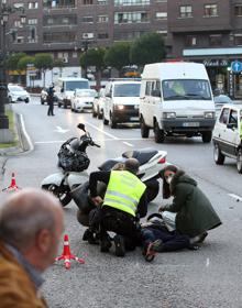 Imagen secundaria 2 - Herido un motorista tras embestir a un taxi en la plaza de Primo de Rivera de Oviedo