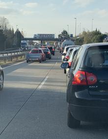 Imagen secundaria 2 - Un accidente provoca retenciones kilométricas en la A-64, a la altura de Parque Principado