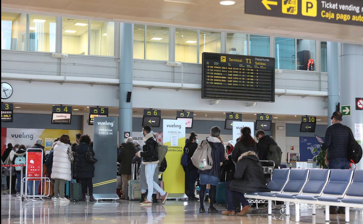 Viajeros en el aeropuerto de Asturias en una imagen de archivo. 