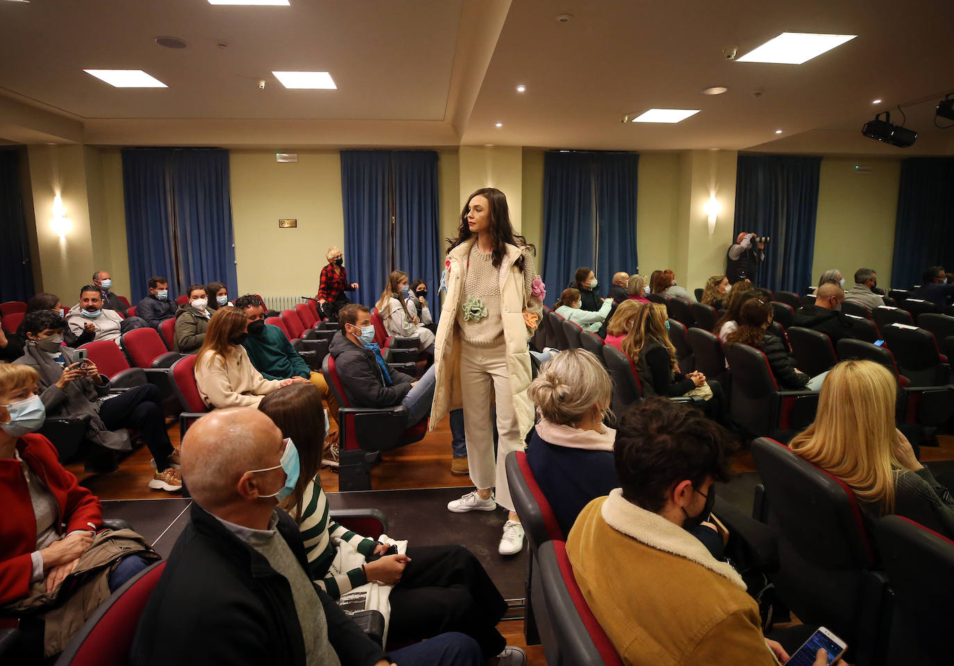 Tralará Moda, Mimé Bolsos, MySelf y Nereide han protagonizado el primer desfile de la Fashion Week Asturias. Las marcas han mostrado los conjuntos y complementos de la temporada otoño-invierno