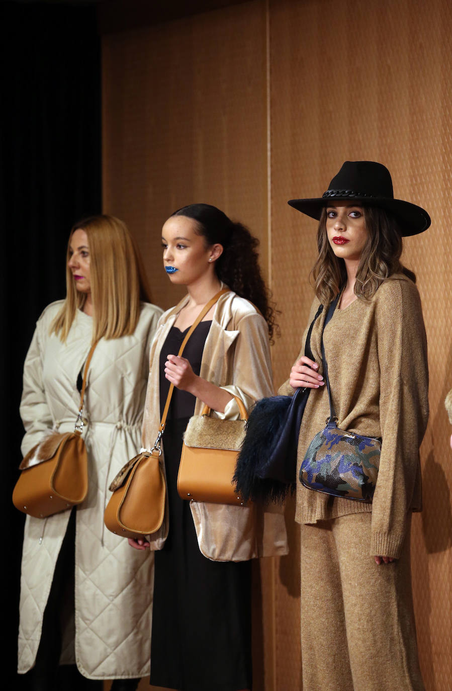 Tralará Moda, Mimé Bolsos, MySelf y Nereide han protagonizado el primer desfile de la Fashion Week Asturias. Las marcas han mostrado los conjuntos y complementos de la temporada otoño-invierno