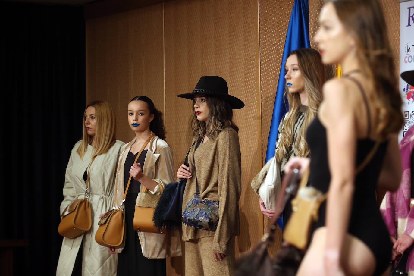 Tralará Moda, Mimé Bolsos, MySelf y Nereide han protagonizado el primer desfile de la Fashion Week Asturias. Las marcas han mostrado los conjuntos y complementos de la temporada otoño-invierno