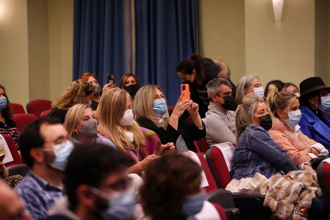 Tralará Moda, Mimé Bolsos, MySelf y Nereide han protagonizado el primer desfile de la Fashion Week Asturias. Las marcas han mostrado los conjuntos y complementos de la temporada otoño-invierno