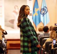 El Centro Asturiano de Oviedo reunió durante dos días todas las miradas de los profesionales de la moda asturiana, siendo la sede de la Fashion Week Asturias de este año. Tras un año complicado para el sector, en el que las ventas se redujeron considerablemente y no se pudieron realizar este tipo de eventos, Lourdes Iglesias, de Rassim's y directora de Fashion Week Asturias, volvía a mostrarse «contenta de volver a vernos las caras y celebrar este tipo de desfiles».