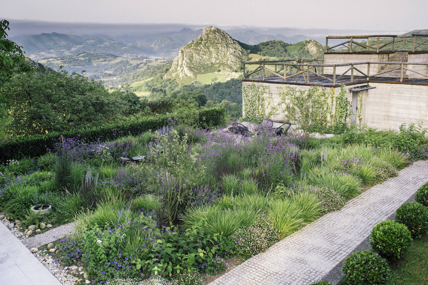 Espectaculares vistas desde el jardín botánico de Nacho Manzano en Casa Marcial. 