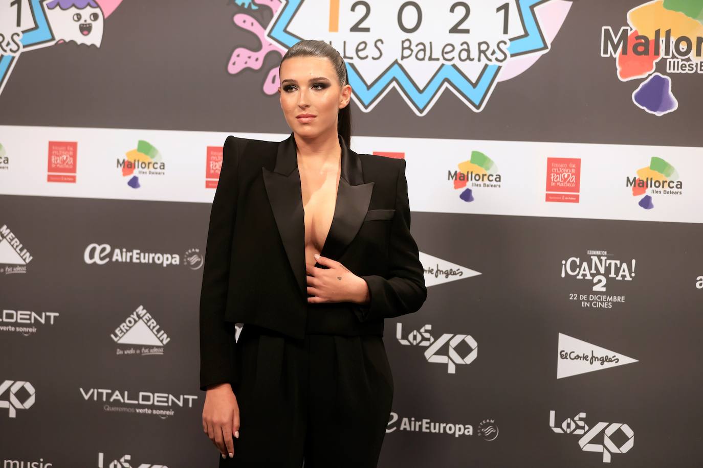 Ed Sheeran, C.Tangana y Sebastián Yatra han sido galardonados con los premios a mejor artista internacional, nacional y latino, respectivamente, en la gala de LOS40 Music Awards 2021. Pero el evento ha dejado otros momentos icónicos, como el 'photocall'. 