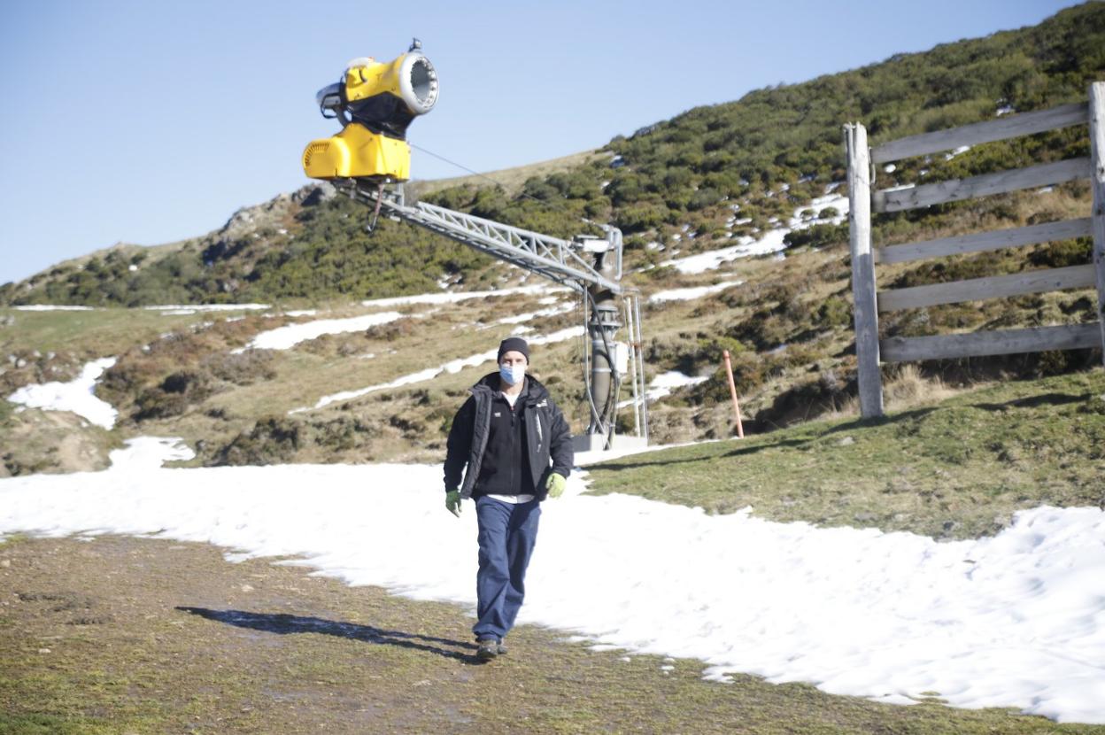 Un empleado de Valgrande-Pajares, en una de las pistas. 