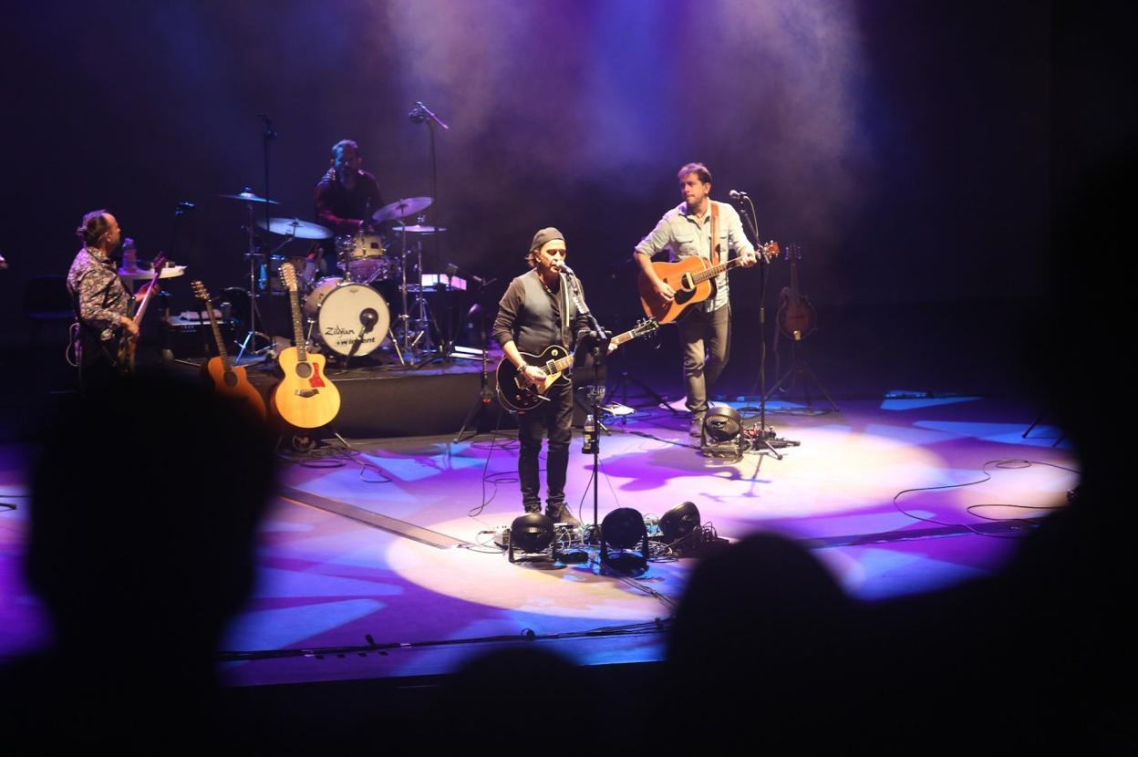 Álvaro Urquijo y sus Secretos triunfaron ayer en el Niemeyer. 