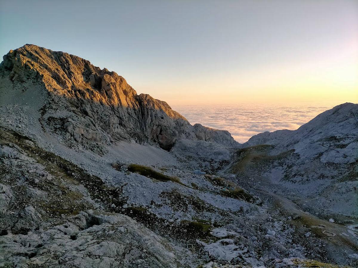 Amanecer desde el refugio de Cabrones (Picos de Europa).