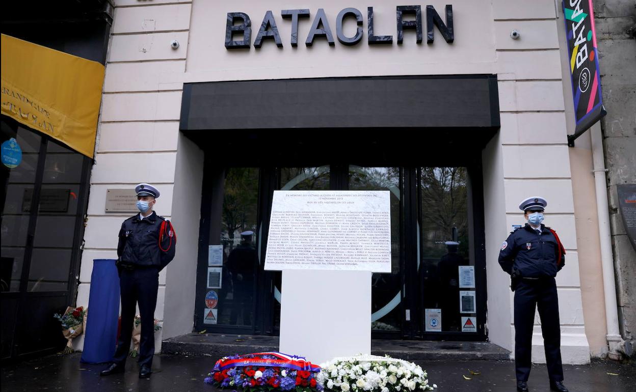 Agentes de policía hacen guardia frente a la entrada de la discoteca Bataclan, donde murieron noventa personas que acudieron a un concierto.