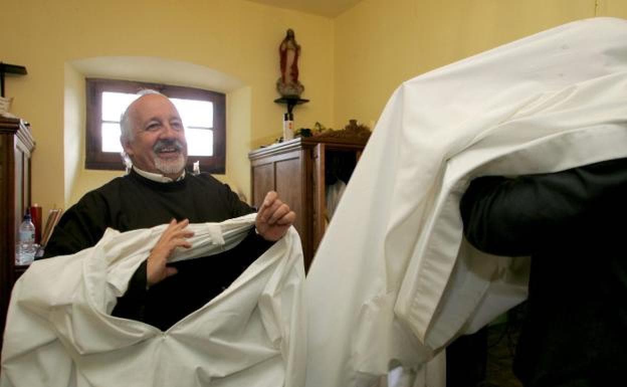 El padre Chus en los años en que ejerció de párroco en Castiello de la Marina. 