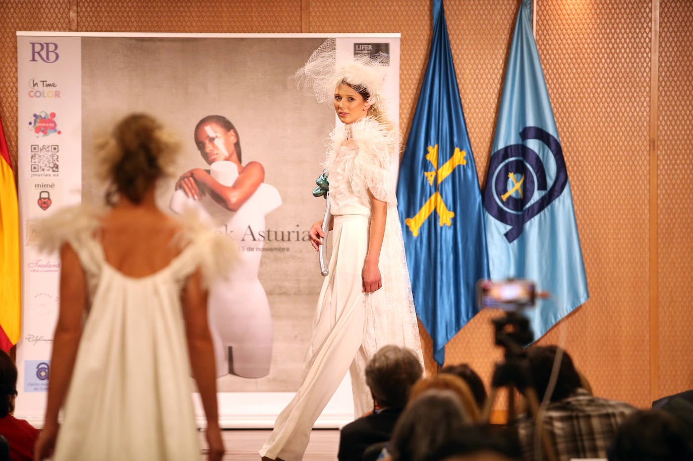 El Centro Asturiano de Oviedo reunió durante dos días todas las miradas de los profesionales de la moda asturiana, siendo la sede de la Fashion Week Asturias de este año. Tras un año complicado para el sector, en el que las ventas se redujeron considerablemente y no se pudieron realizar este tipo de eventos, Lourdes Iglesias, de Rassim's y directora de Fashion Week Asturias, volvía a mostrarse «contenta de volver a vernos las caras y celebrar este tipo de desfiles».