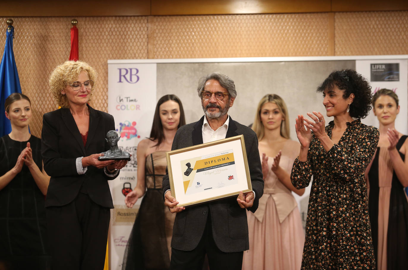 El Centro Asturiano de Oviedo reunió durante dos días todas las miradas de los profesionales de la moda asturiana, siendo la sede de la Fashion Week Asturias de este año. Tras un año complicado para el sector, en el que las ventas se redujeron considerablemente y no se pudieron realizar este tipo de eventos, Lourdes Iglesias, de Rassim's y directora de Fashion Week Asturias, volvía a mostrarse «contenta de volver a vernos las caras y celebrar este tipo de desfiles».